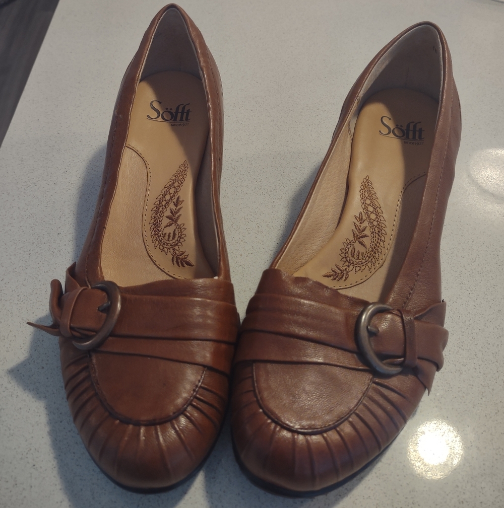 Sofft Women's 8W Tan Leather Flats W/Buckle Like New.